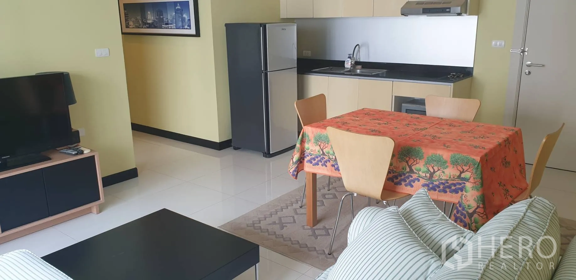 คอนโด ให้เช่าในKhlong Toei, Bangkok - โถงรับแขกแบบโอเพ่นแปลน หันเข้าหาทีวี มีมุมทานข้าวและครัวด้านหลัง