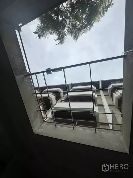 ทาวน์เฮาส์ ให้เช่าหรือขายในSuan Luang, Bangkok - สกายไลท์มองขึ้นเห็นอาคารโลว์ไรส์และเรือนยอดไม้