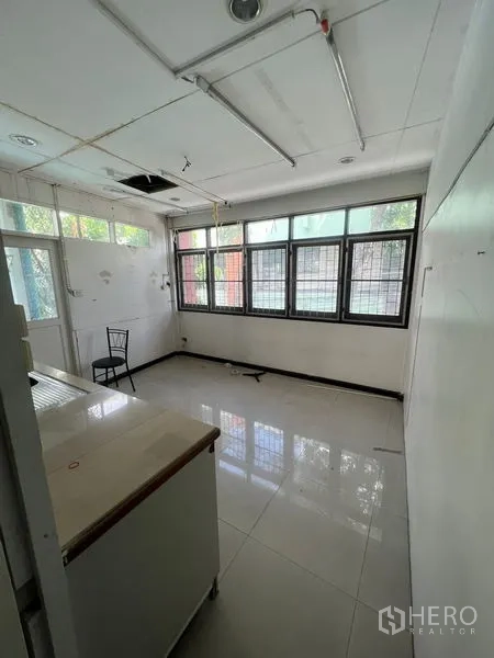 Retail Space for rent in Watthana, Bangkok - Bright back-of-house room with tiled floors, counter and multiple windows.