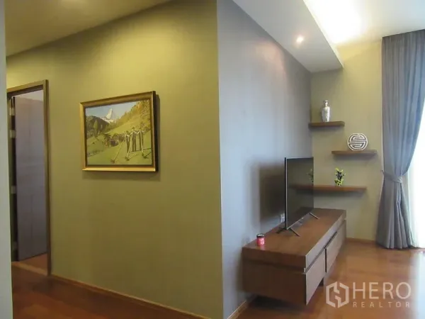 公寓 出租或出售在Watthana, Bangkok - 客厅带壁架、低矮电视柜和落地窗帘。