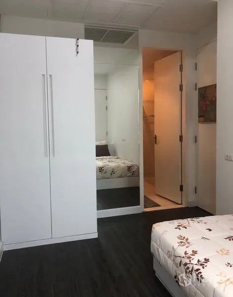 คอนโด ให้เช่าในPathum Wan, Bangkok - ห้องนอนรอง ตู้เสื้อผ้า กระจกบานใหญ่ และทางเข้าห้องน้ำ