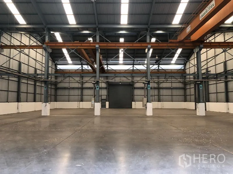 工厂 出租在Khlong Luang, Pathum Thani - 通透无柱工作区，抛光混凝土地面与中央装卸门。