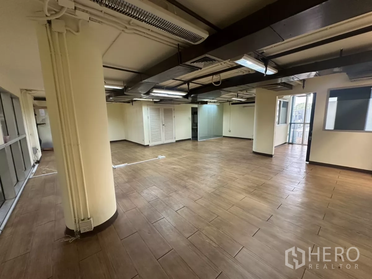 คลังสินค้า ให้เช่า - มุมมองพื้นที่เปิดโล่งพร้อมเสา รับแสงธรรมชาติและประตูกระจก