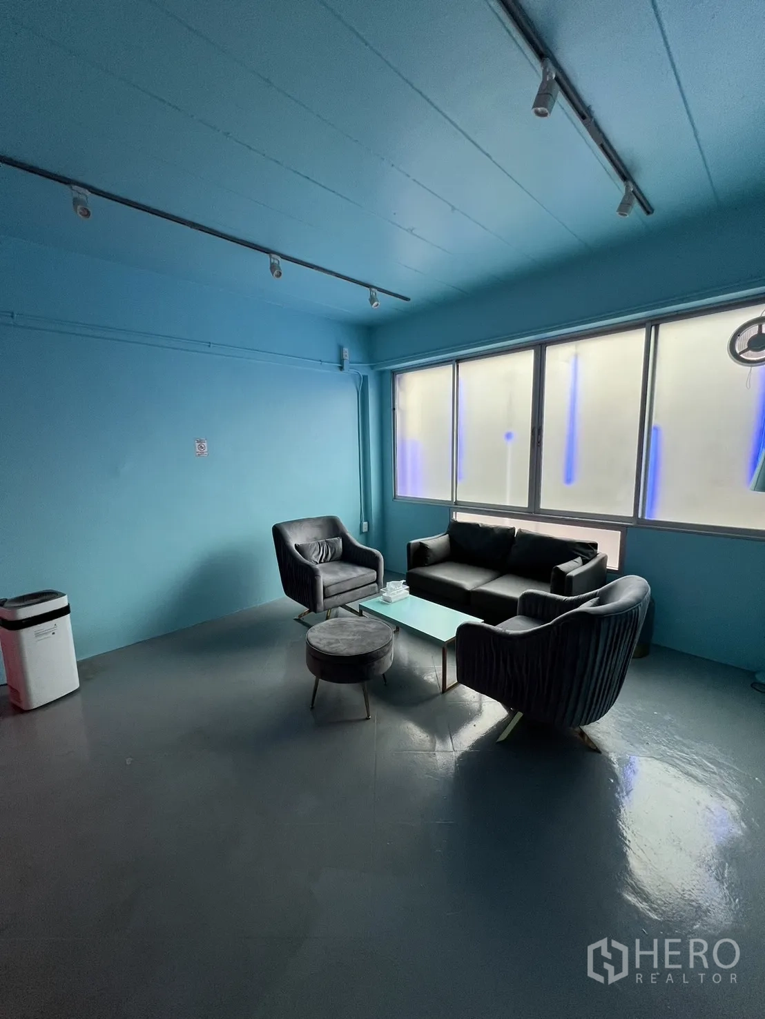 อาคารพาณิชย์ ให้เช่าหรือขายในWatthana, Bangkok - ห้องโทนฟ้านั่งสบาย ชุดโซฟาและรางไฟ มองออกสู่หน้าต่างฝ้า