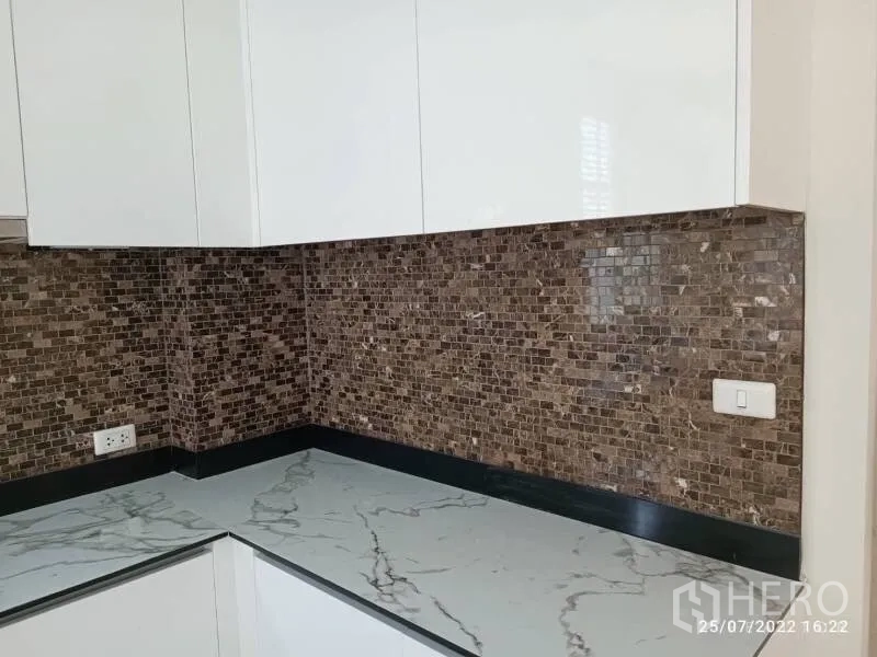 独立式住宅 出售在Prawet, Bangkok - 厨房特写：大理石纹台面与马赛克防溅板。