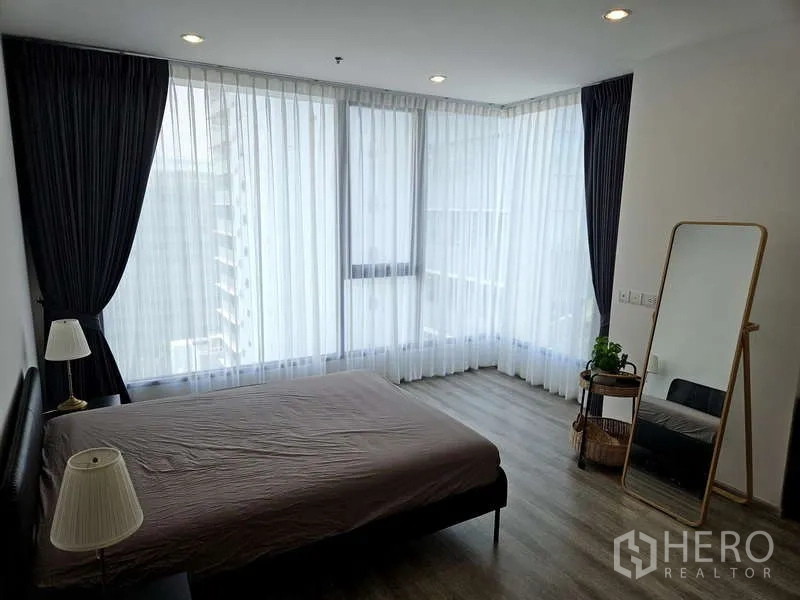 คอนโด ให้เช่าในBang Na, Bangkok - ห้องนอนมาสเตอร์มุมกระจกเต็มบาน พร้อมผ้าม่านทึบและกระจกเต็มตัว