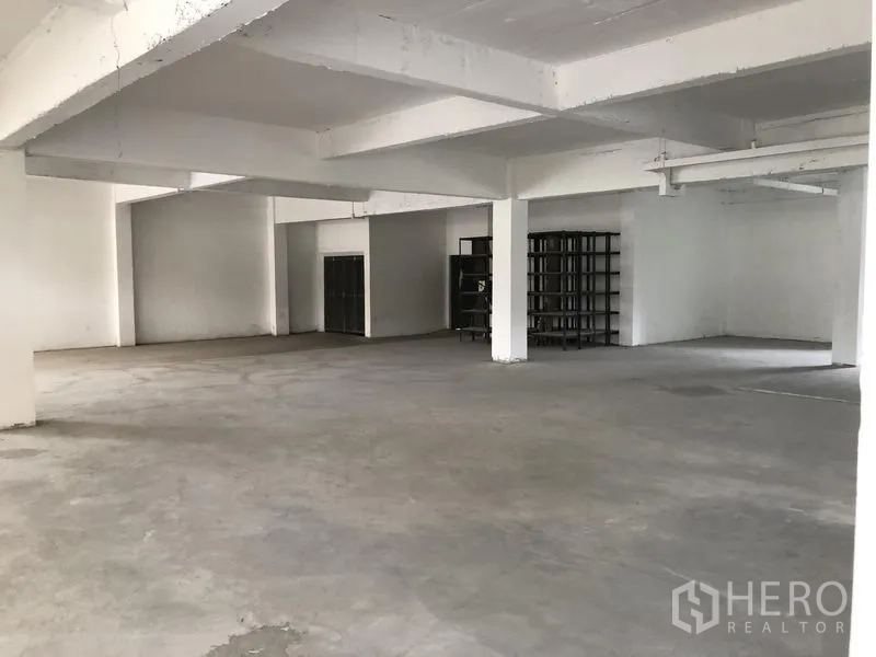 Office Space for rent in Khlong Toei, Bangkok - Spacious open-plan office floor with white columns and concrete flooring in Phra Khanong.
