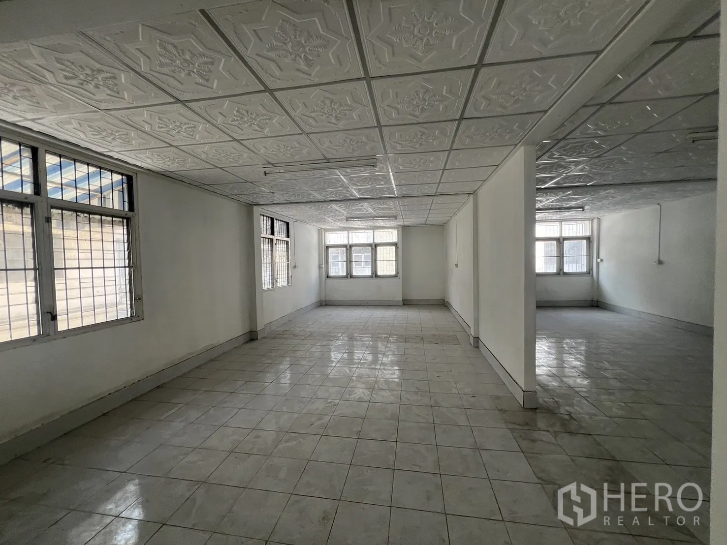 零售空间 出租在Suan Luang, Bangkok - 楼上开放区，花纹吊顶与带护栏的窗户。