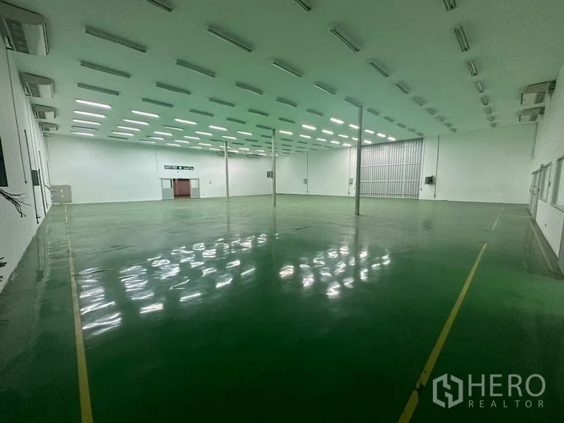 คลังสินค้า ให้เช่าในSuan Luang, Bangkok - ภายในโกดังมีเส้นกำหนดทางเดิน พื้นสีเขียว ไฟยาวสว่าง