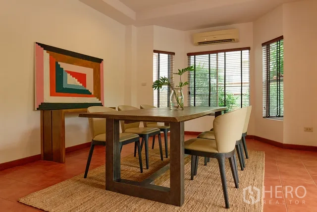 บ้าน ให้เช่าในWatthana, Bangkok - ห้องทานอาหารมุมหน้าต่าง โต๊ะไม้กับเก้าอี้หกตัว และเครื่องปรับอากาศ