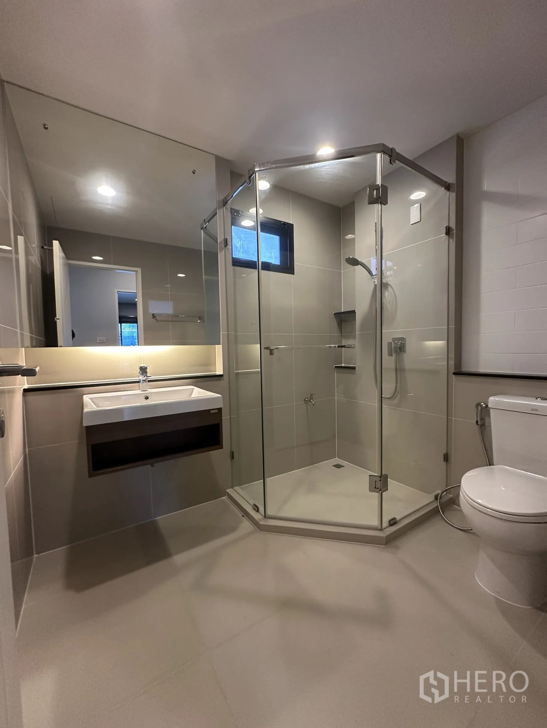 บ้าน ให้เช่าในLam Luk Ka, Pathum Thani - ห้องน้ำโมเดิร์น ตู้อาบน้ำกระจก อ่างล้างหน้า และโถสุขภัณฑ์