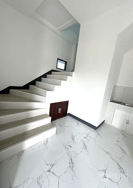 คลังสินค้า ให้เช่าในKhlong Luang, Pathum Thani - โถงบันไดภายในข้างเคาน์เตอร์ครัว พื้นกระเบื้องเงา