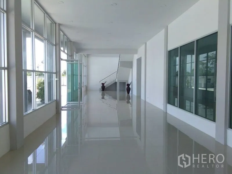 โรงงาน ขายในBang Sao Thong, Samut Prakan - โถงสำนักงานสว่างด้วยผนังกระจกเต็มบานและพื้นกระเบื้องเงา.