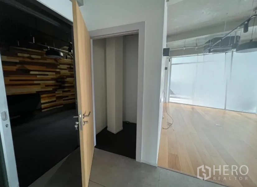 零售空间 出租在Khlong Toei, Bangkok - 通往小储物间的门，位于暗色工作室与木地板区之间。