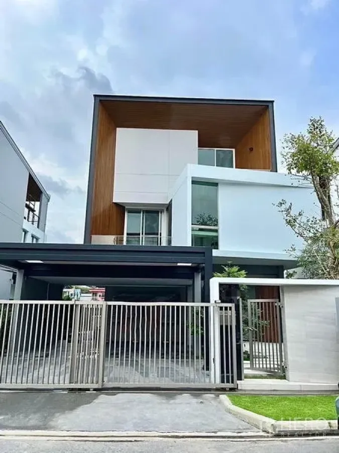 Detached House for sale in Saphan Sung, Bangkok - Contemporary three-level detached house exterior with metal gate and covered parking.