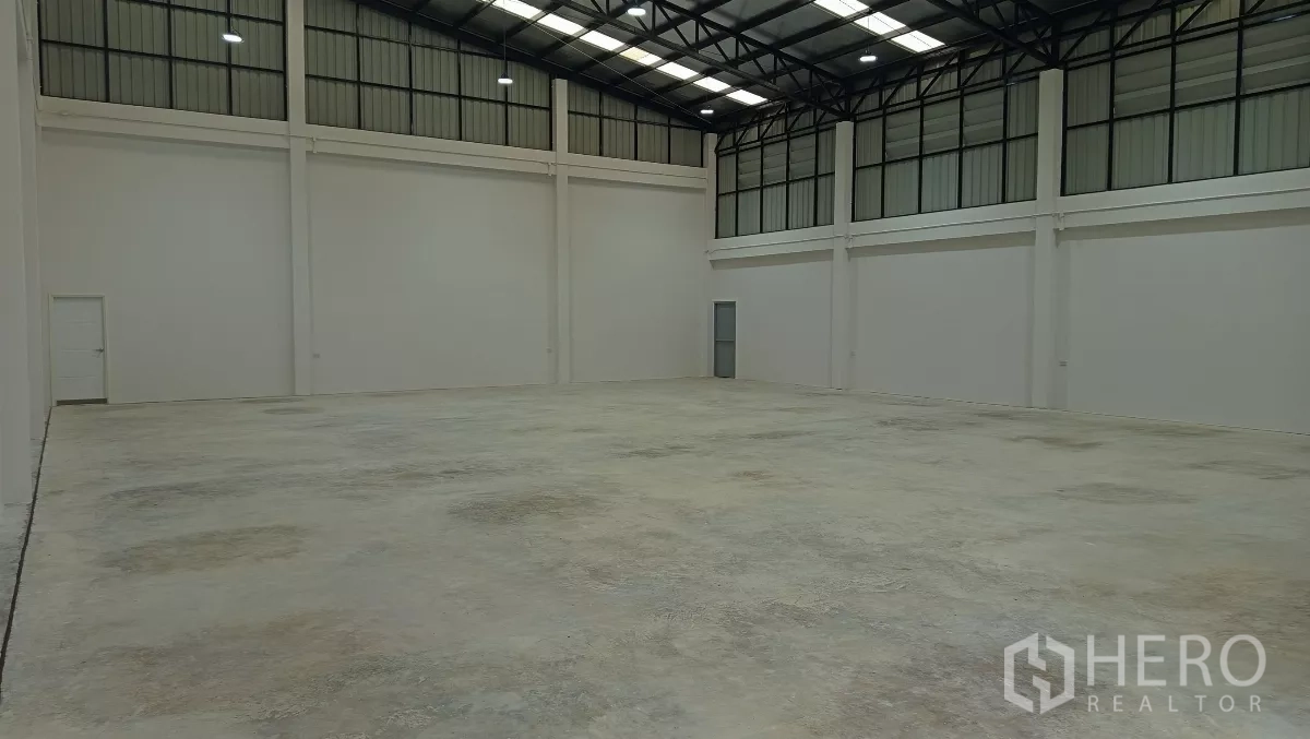 货栈 出租或出售在Lam Luk Ka, Pathum Thani - 高挑仓库空间，钢桁架屋顶与混凝土地面。