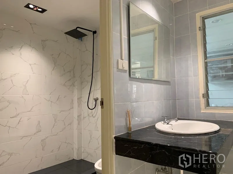ทาวน์เฮาส์ ให้เช่าในDin Daeng, Bangkok - ห้องน้ำเคาน์เตอร์หินสีดำ กระจก และฝักบัวเรนชาวเวอร์