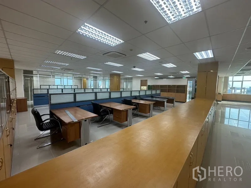 办公空间 出租在Suan Luang, Bangkok - 大型办公楼层，多个工位与大量内置储物柜。