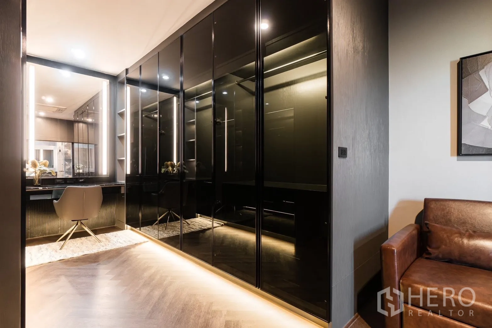 บ้าน ให้เช่าหรือขายในPrawet, Bangkok - โถงตู้เสื้อผ้าบานกระจกพร้อมที่นั่ง