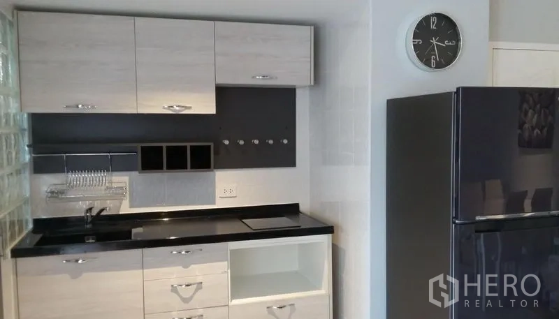 คอนโด ให้เช่าหรือขายในWatthana, Bangkok - ครัวบิวท์อินตู้ลายไม้ เคาน์เตอร์สีดำ อ่างล้างจาน เตาไฟฟ้าและตู้เย็นขนาดใหญ่