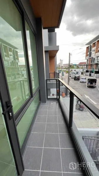 สำนักงานที่บ้าน ให้เช่า - ระเบียงกระจกมองเห็นถนนด้านหน้าอาคาร