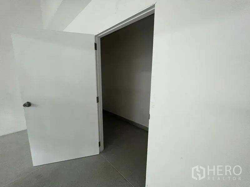 Office Space for rent in Mueang Samut Prakan, Samut Prakan - Small internal room or storage space with an open white door.