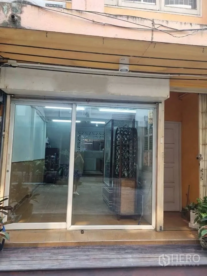 ตึกแถว for rent in Phra Khanong, Bangkok - หน้าร้านกระจกชั้นล่างแบบบานเลื่อน มองเห็นพื้นที่ภายในปูกระเบื้อง.