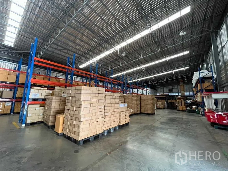 คลังสินค้า ให้เช่าหรือขายในNonthaburi - พื้นที่เก็บสินค้าในโกดังพร้อมกล่องบนพาเลทและชั้นวางปรับระดับได้