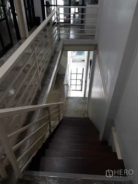 店屋 出售在Bang Rak, Bangkok - 上层楼梯间，金属栏杆俯瞰入口