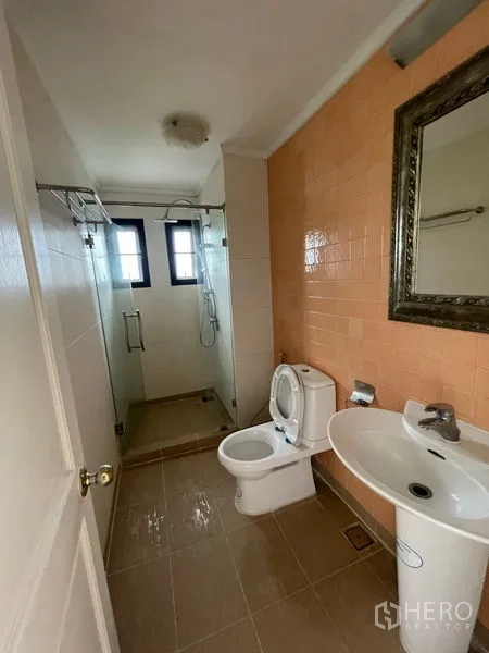 คอนโด ให้เช่าในWatthana, Bangkok - ห้องน้ำแบบฝักบัว กระจกกั้น และผนังสีพีช