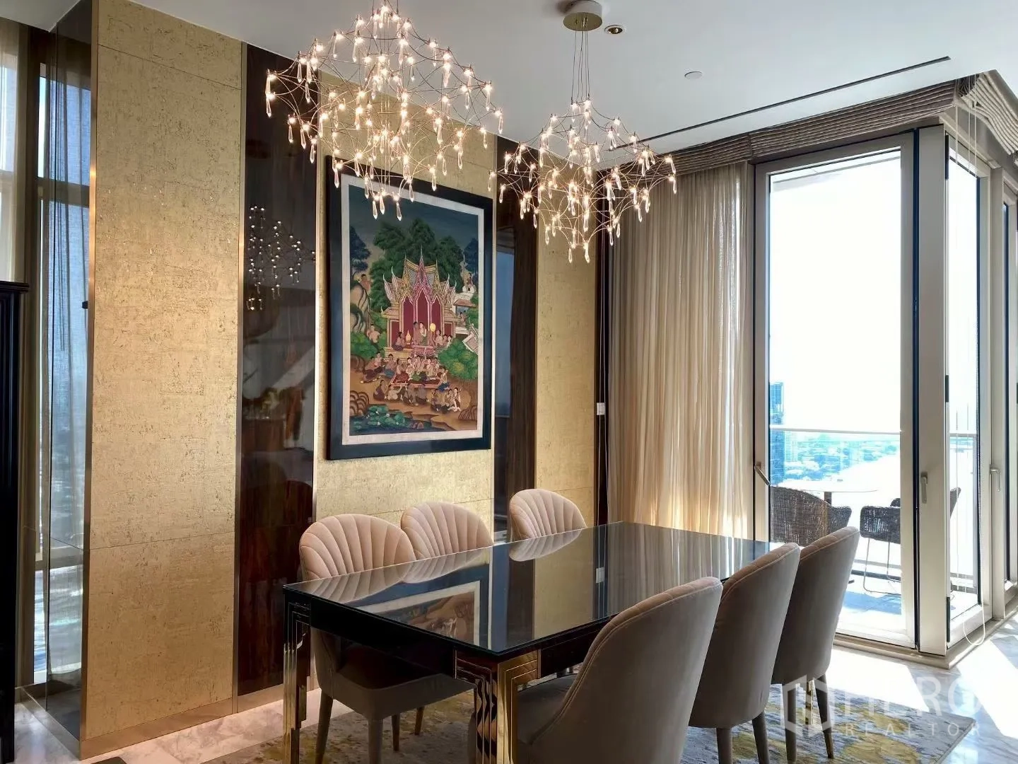 คอนโด for rent in Sathon, Bangkok - มุมรับประทานอาหารโต๊ะกระจก เก้าอี้หุ้มผ้า 6 ที่นั่ง โคมไฟดีไซน์ และประตูเลื่อนออกระเบียง