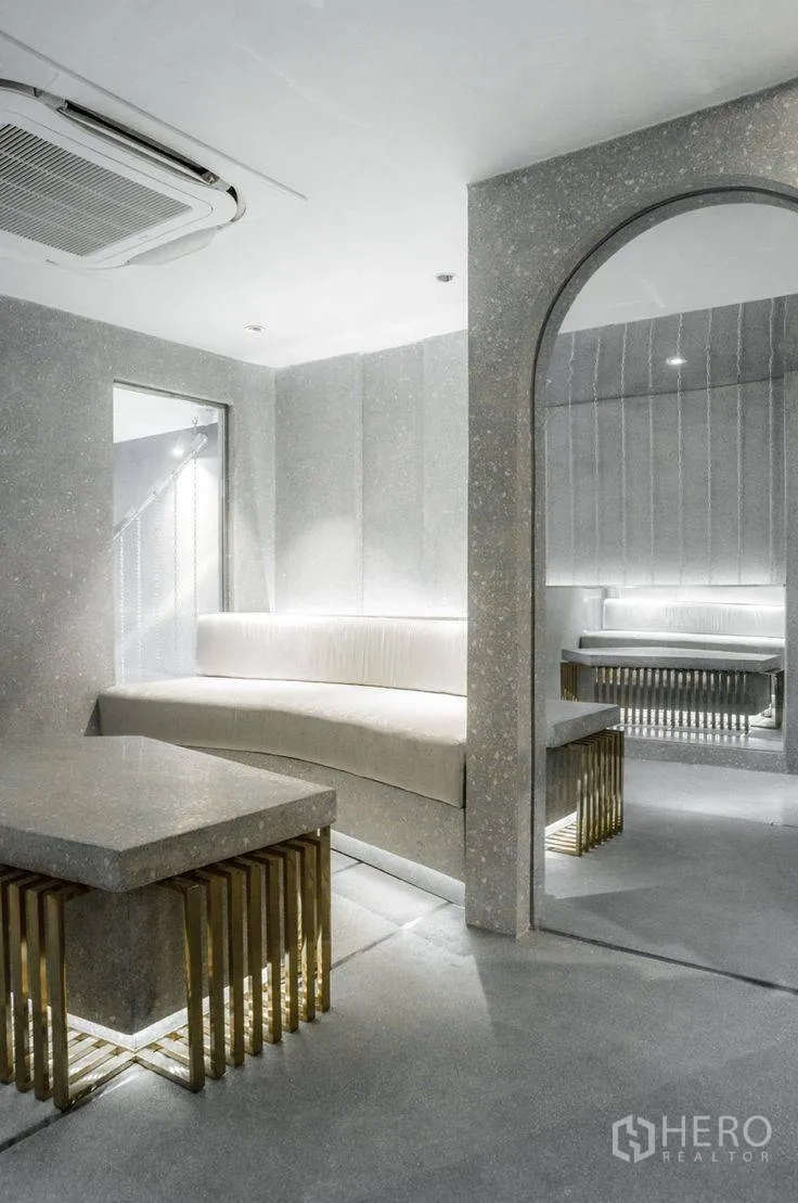 อาคารพาณิชย์ ให้เช่าในKhlong Toei, Bangkok - โซนเลานจ์โทนหิน อาร์ชโค้งและเบาะบิลต์อิน