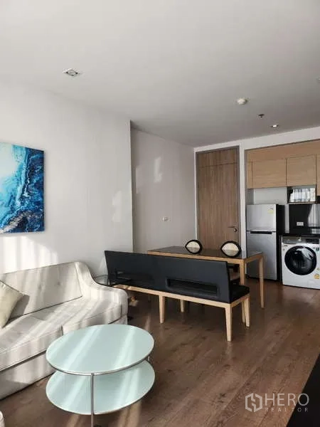 คอนโด ให้เช่าในKhlong Toei, Bangkok - พื้นที่นั่งเล่นและครัวแบบเปิด พื้นไม้ โต๊ะกาแฟทรงกลม และหน้าต่างบานใหญ่