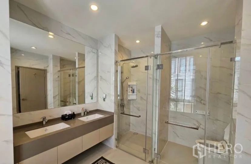 บ้านเดี่ยว for rent or sale in Lat Krabang, Bangkok - ห้องน้ำกรุหินอ่อนพร้อมอ่างล้างหน้าคู่และตู้ Shower กระจก