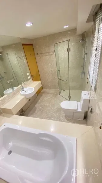 公寓 出租 - 浴室配玻璃淋浴间、浴缸与长台面。