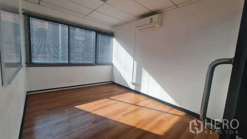 สำนักงาน ให้เช่าในKhlong Toei, Bangkok - ห้องทำงานสว่าง มีเครื่องปรับอากาศ ม่านบังแสง และหน้าต่างกว้าง