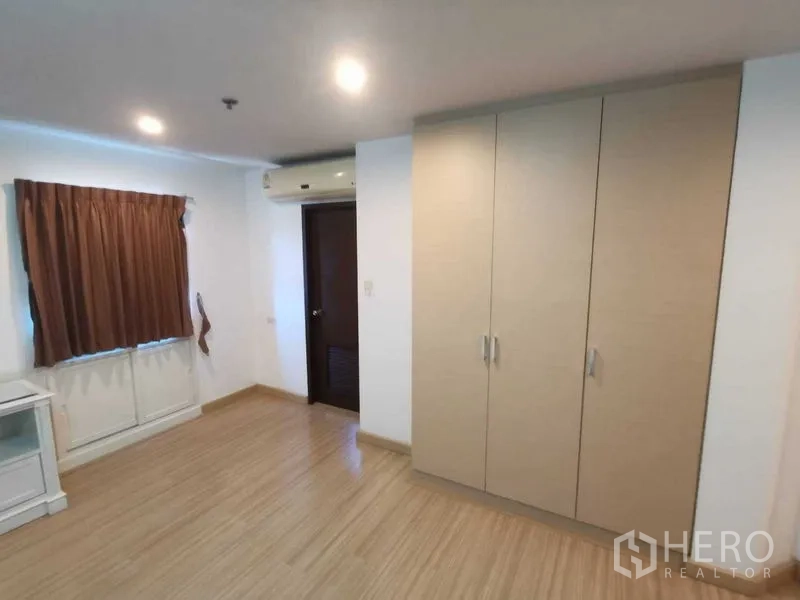 คอนโด ให้เช่าในKhlong Toei, Bangkok - ห้องนอนกว้าง เตียง ตู้เสื้อผ้า พื้นไม้ และผ้าม่านทึบ