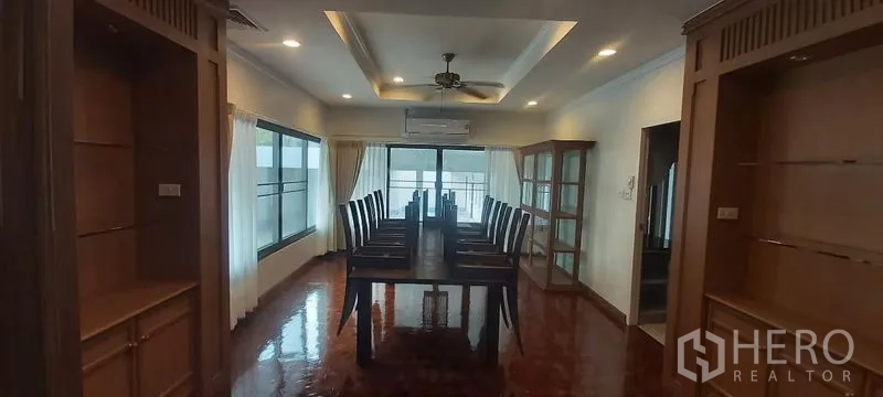 独立式住宅 出租在Pathum Wan, Bangkok - 正式餐厅，吊扇、内置柜和长餐桌
