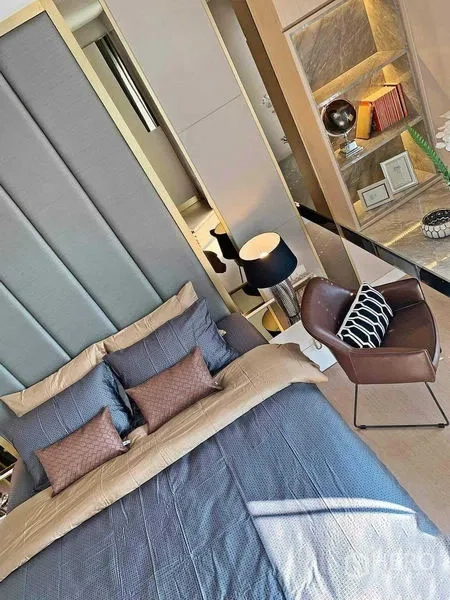 联排别墅 出售在Mueang Nonthaburi, Nonthaburi - 主卧配软包床头、扶手椅与床头灯