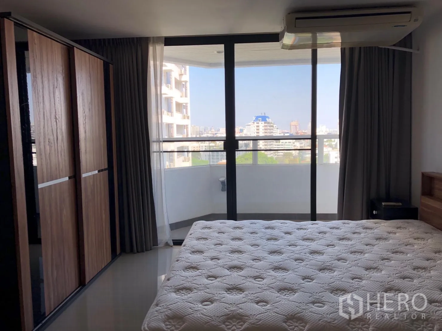 คอนโด ให้เช่าในWatthana, Bangkok - ห้องนอนติดระเบียง ประตูกระจกบานเลื่อน มองเห็นวิวเมือง