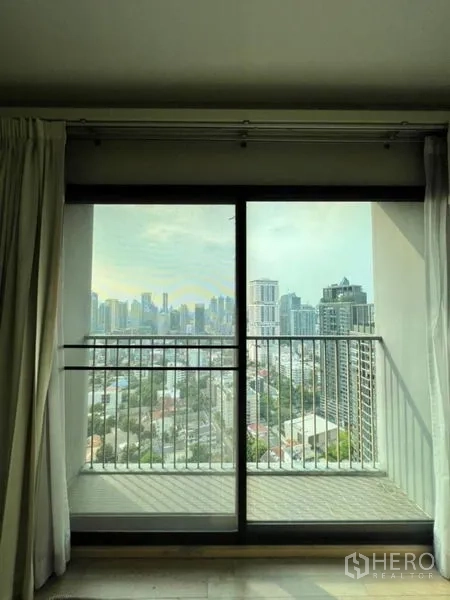 คอนโด ให้เช่าในKhlong Toei, Bangkok - ประตูกระจกระเบียงมองเห็นวิวสกายไลน์กรุงเทพฯ กว้างไกล