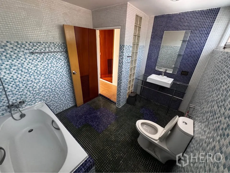 ทาวน์เฮาส์ for rent in Huai Khwang, Bangkok - ห้องน้ำกระเบื้อมอสเสกพร้อมอ่างอาบน้ำ โถสุขภัณฑ์ และอ่างล้างหน้า.