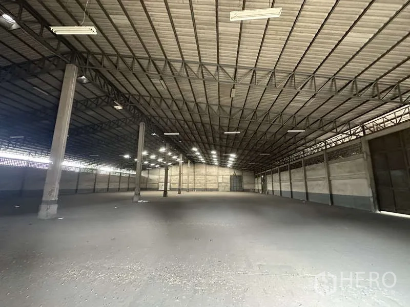 คลังสินค้า ให้เช่าในPak Kret, Nonthaburi - ฮอลล์เก็บสินค้าแบบไร้เสากลาง พื้นคอนกรีต และประตูทางเข้า-ออกขนาดใหญ่