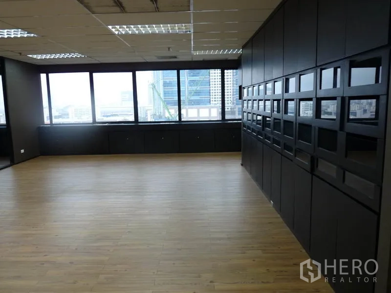 สำนักงาน ขายในWatthana, Bangkok - โถงออฟฟิศกว้าง หน้าต่างเต็มผนัง มองเห็นวิวเมือง และผนังตู้เก็บของดีไซน์โมเดิร์น