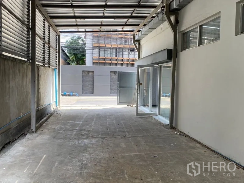 Warehouse for rent in Chatuchak, Bangkok - Covered driveway and loading zone opening to the street.