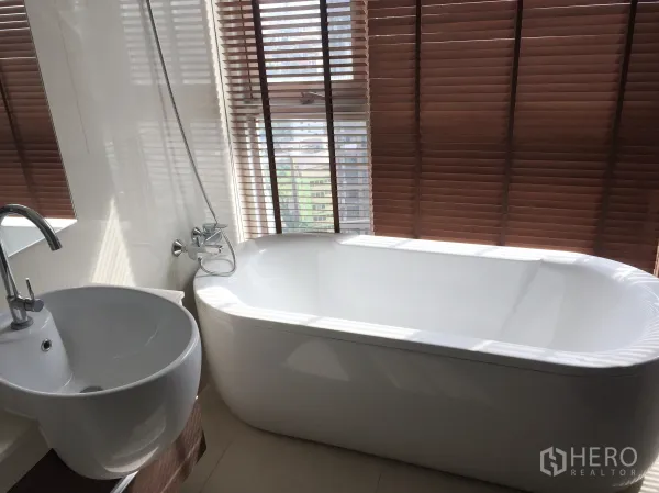 คอนโด ให้เช่าในWatthana, Bangkok - ห้องน้ำพร้อมอ่างอาบน้ำแบบลอยตัว ข้างหน้าต่างบานใหญ่ ม่านไม้ และอ่างล้างหน้าแบบโมเดิร์น