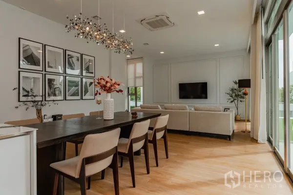 บ้าน ให้เช่าในSaphan Sung, Bangkok - พื้นที่ทานอาหารแบบเปิดโล่งเชื่อมรับแขก โคมแขวน และประตูกระจกบานเลื่อน