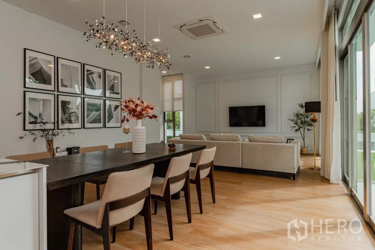 บ้าน ให้เช่าในSaphan Sung, Bangkok - พื้นที่ทานอาหารแบบเปิดโล่งเชื่อมรับแขก โคมแขวน และประตูกระจกบานเลื่อน