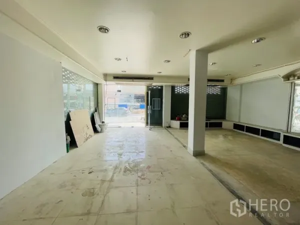 อาคารพาณิชย์ ให้เช่าในHuai Khwang, Bangkok - พื้นที่ชั้นล่างสำหรับค้าขาย ทางเข้ากระจกกว้างและพื้นกระเบื้อง