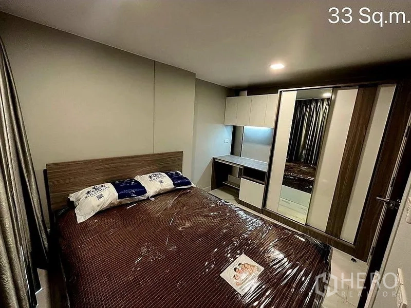 零售空间 出售在Khlong Toei, Bangkok - 卧室带镜面衣柜、书桌与床。